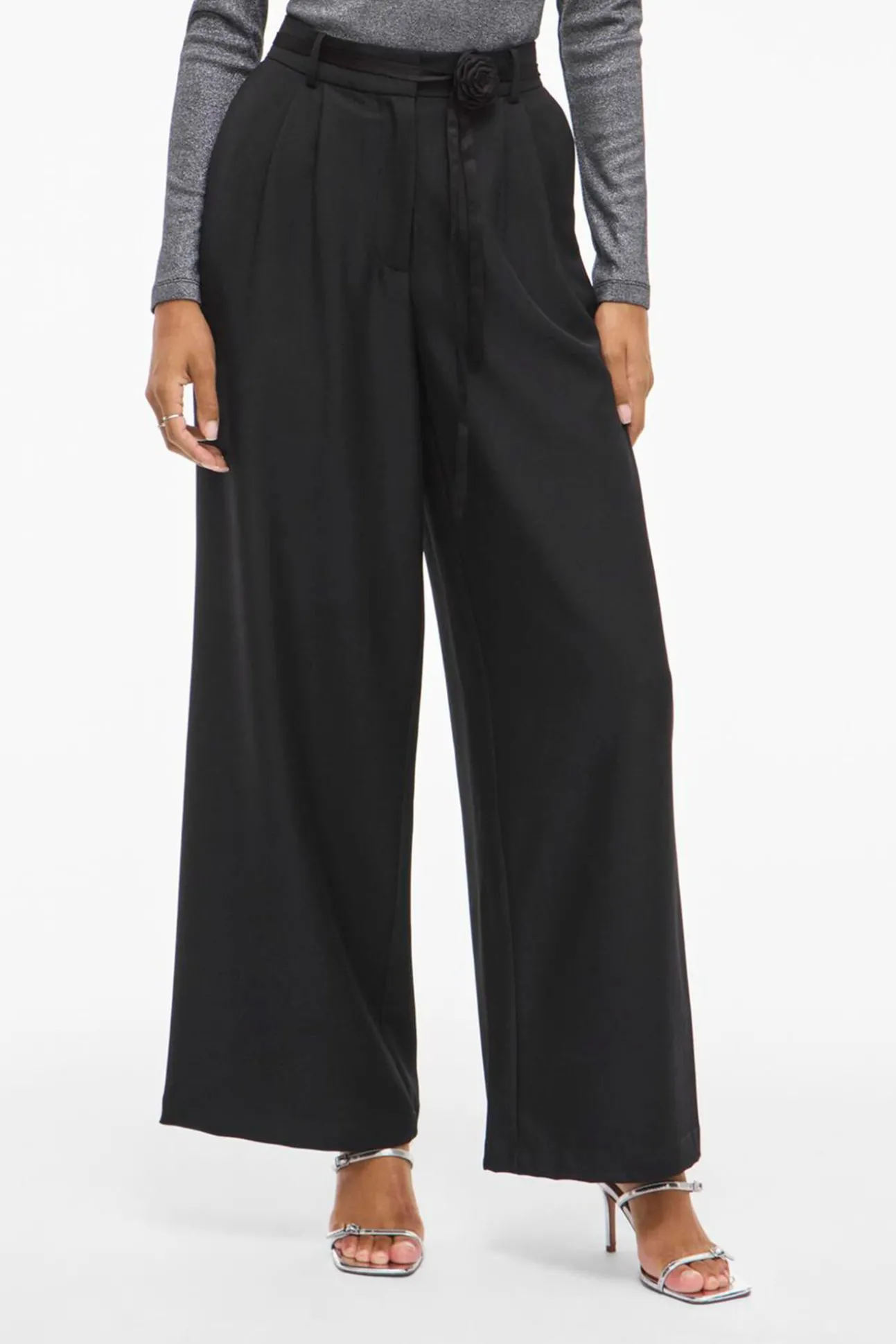Calça social de pernas largas com cinto de flores