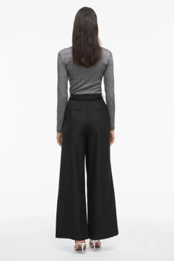 Calça social de pernas largas com cinto de flores