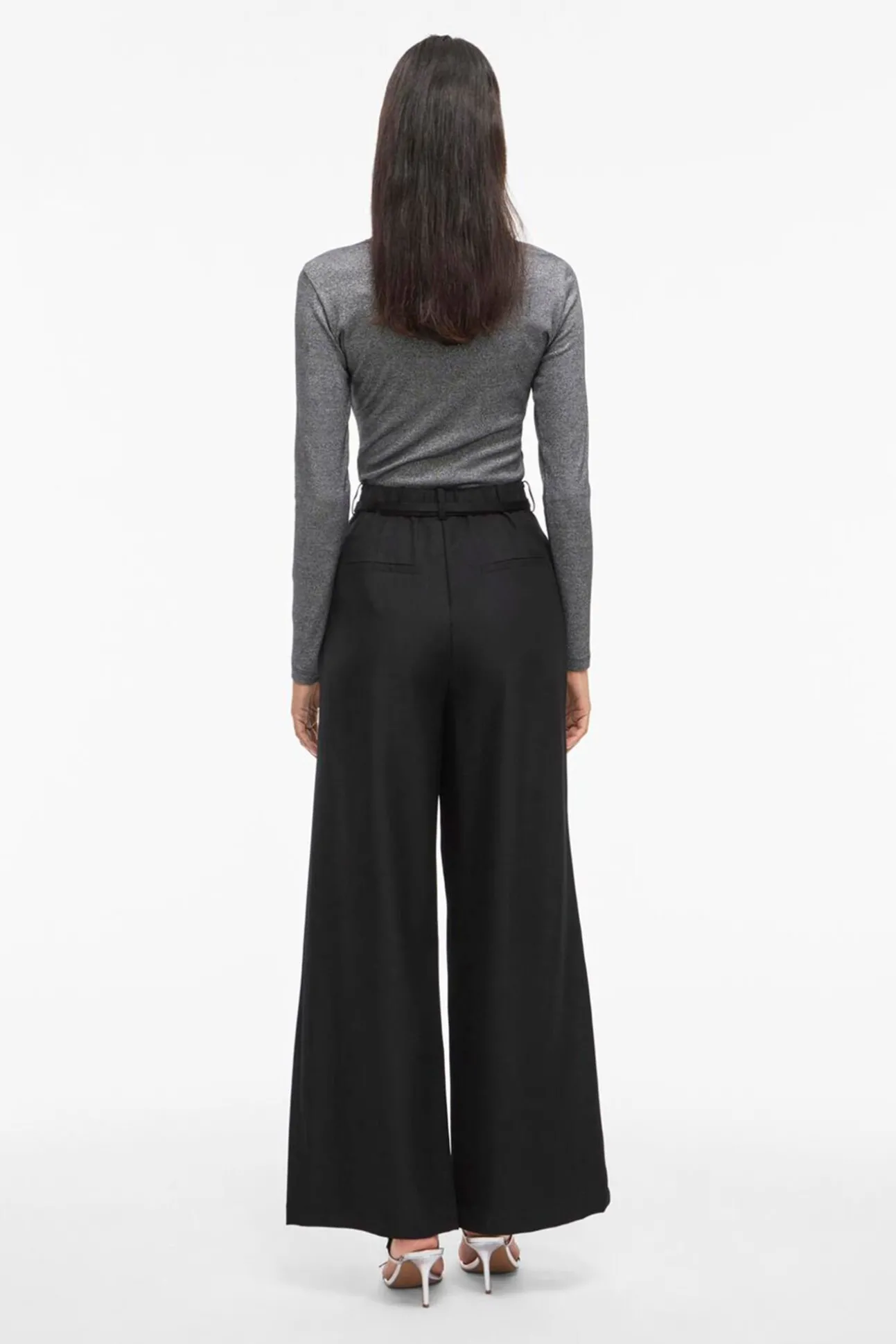 Calça social de pernas largas com cinto de flores