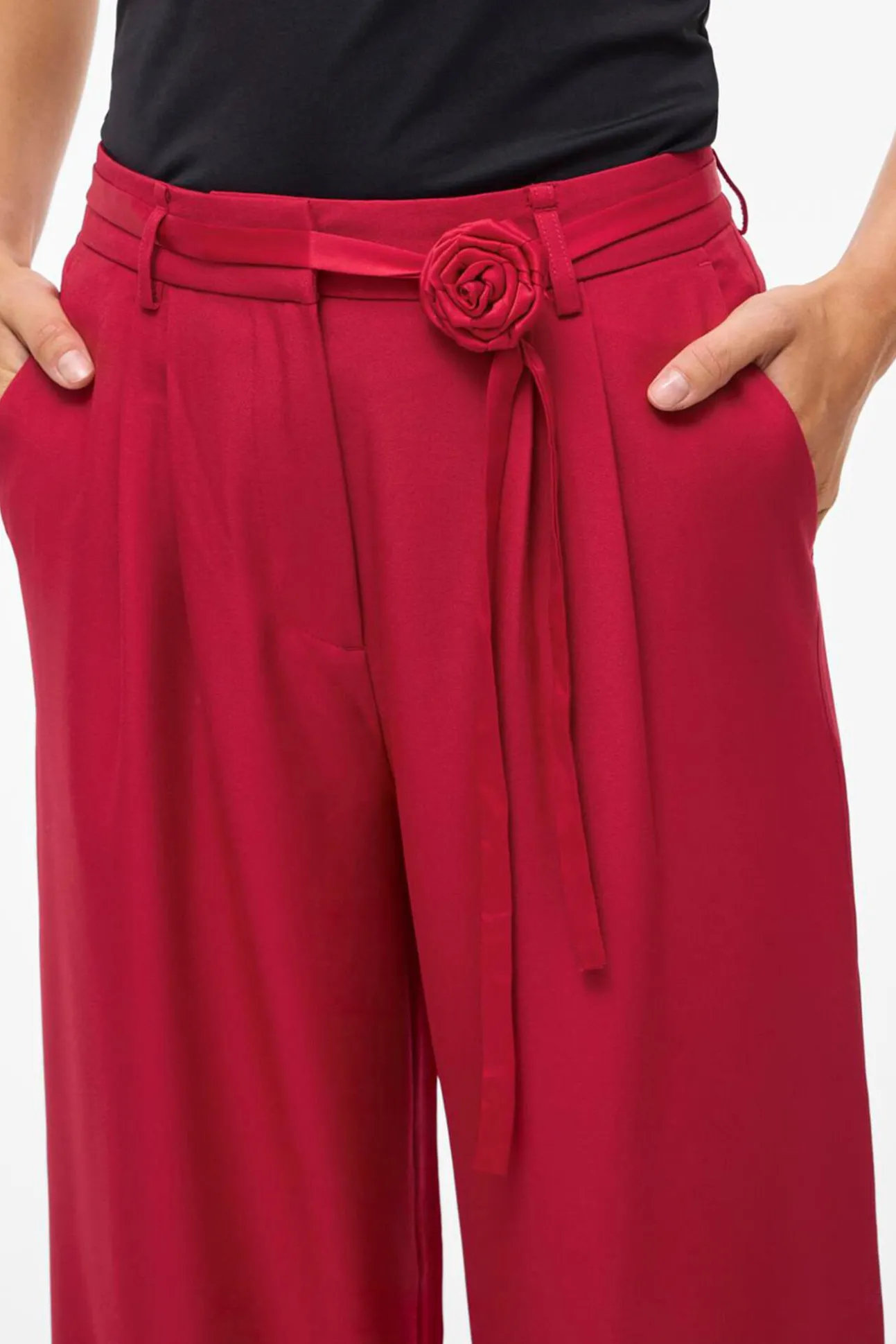 Calça social de pernas largas com cinto de flores