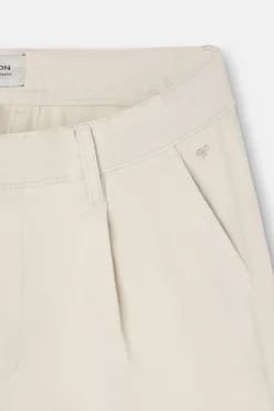 Calças chino casuais com pregas