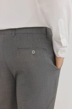 Calças estilo olho de pássaro, com modelagem slim fit e bielástica