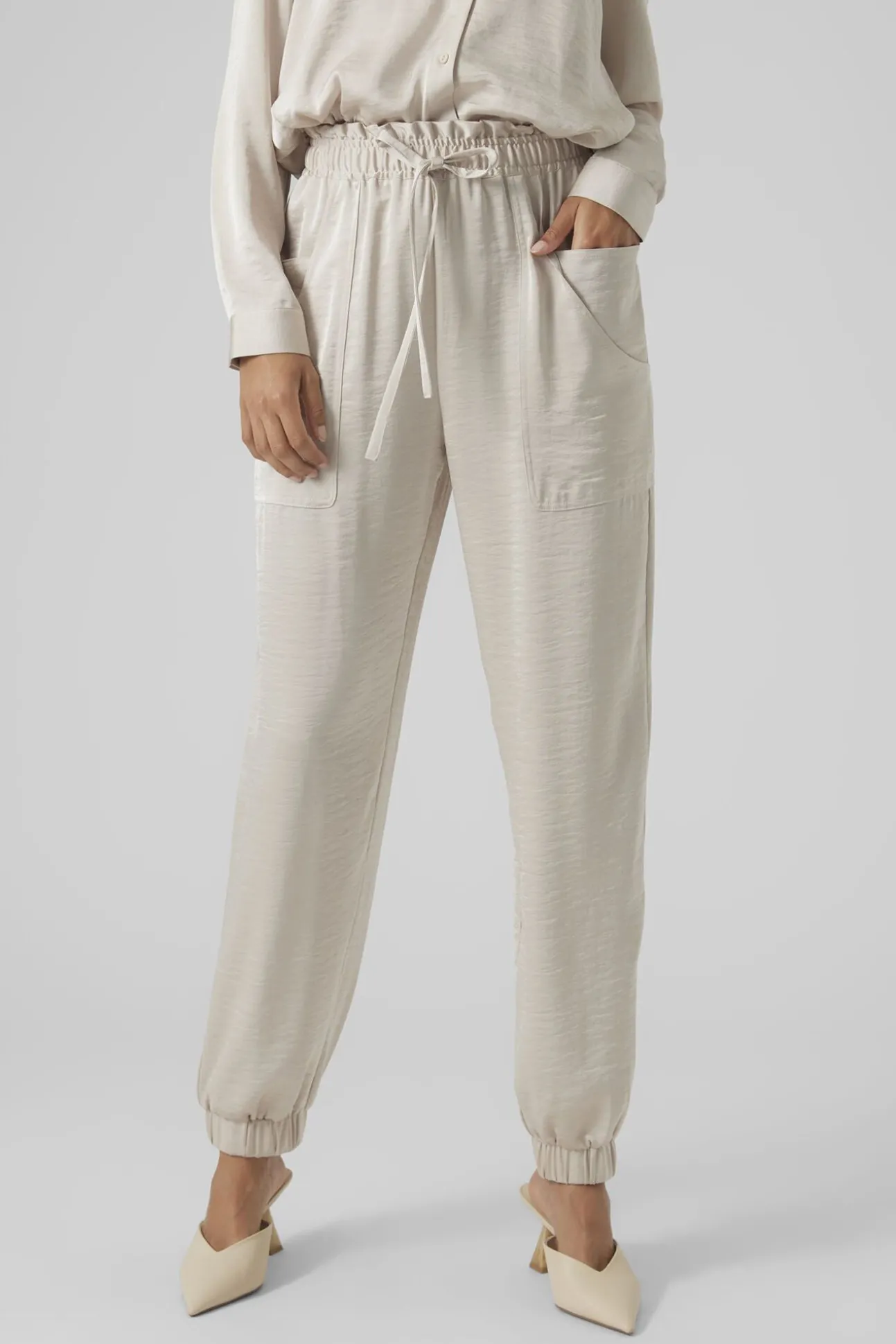 Calças skinny efeito acetinado