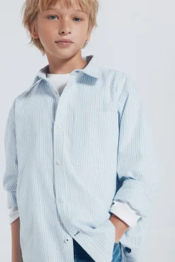 Camisa azul listrada fina para menino