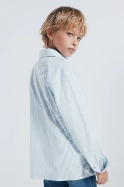 Camisa azul listrada fina para menino