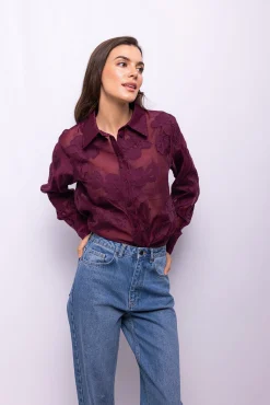 Camisa bordada com flores