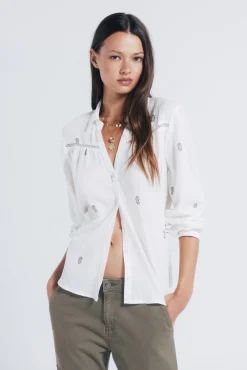 Camisa bordada em renda