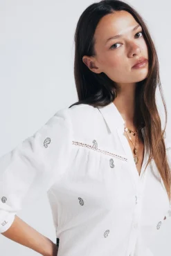 Camisa bordada em renda