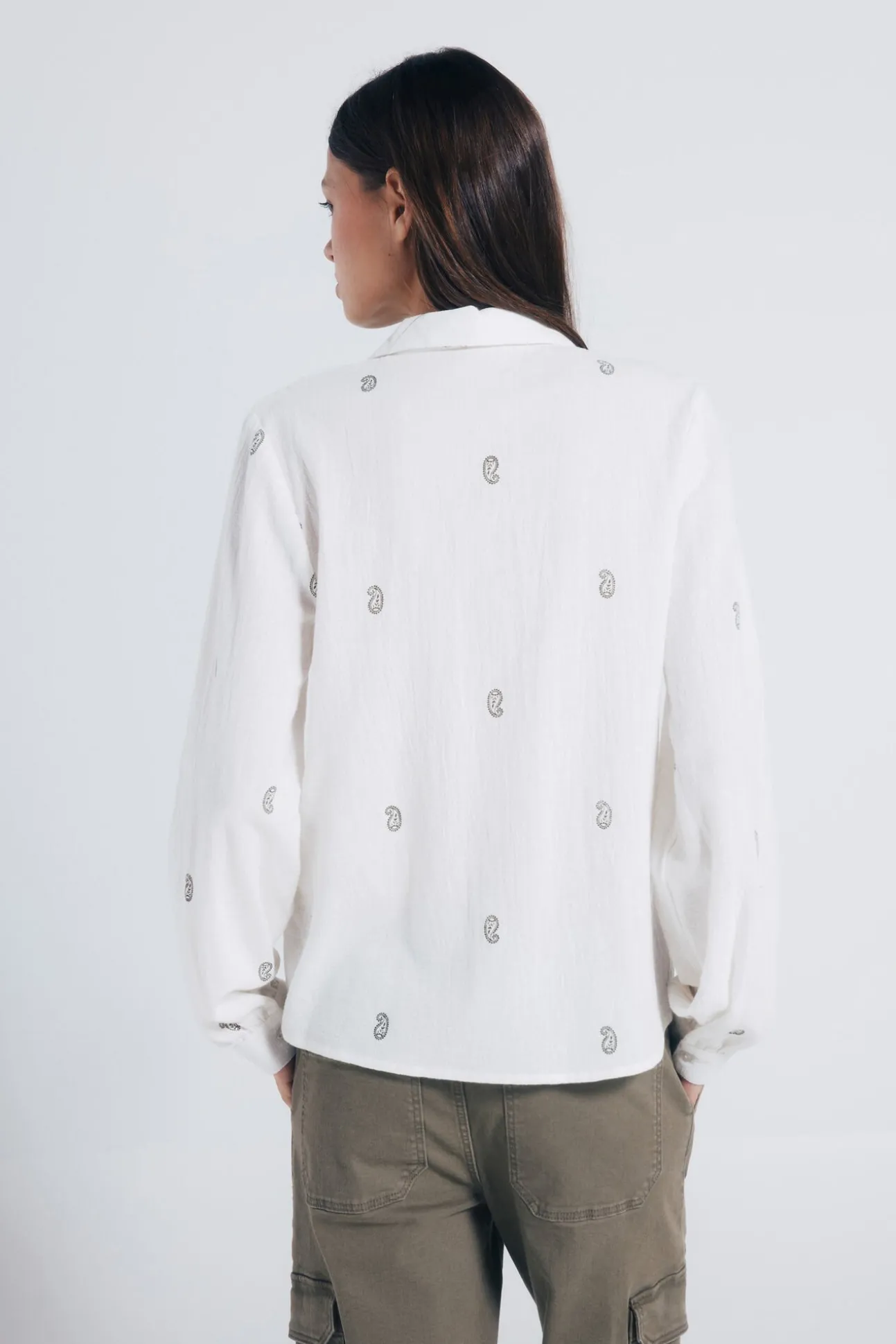 Camisa bordada em renda
