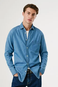 Camisa clássica ajustada.