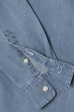 Camisa clássica ajustada.