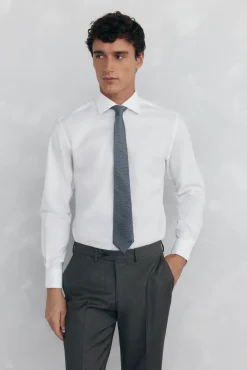 Camisa com abotoaduras, não passa a ferro e é resistente a manchas
