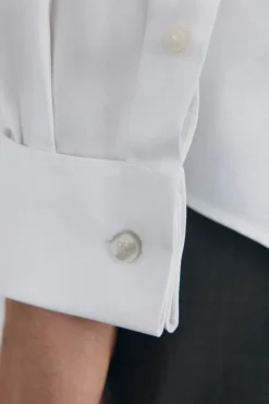 Camisa com abotoaduras, não passa a ferro e é resistente a manchas