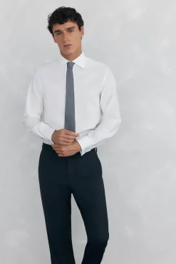 Camisa com abotoaduras, não passa a ferro e é resistente a manchas