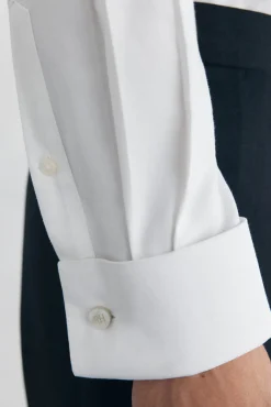 Camisa com abotoaduras, não passa a ferro e é resistente a manchas