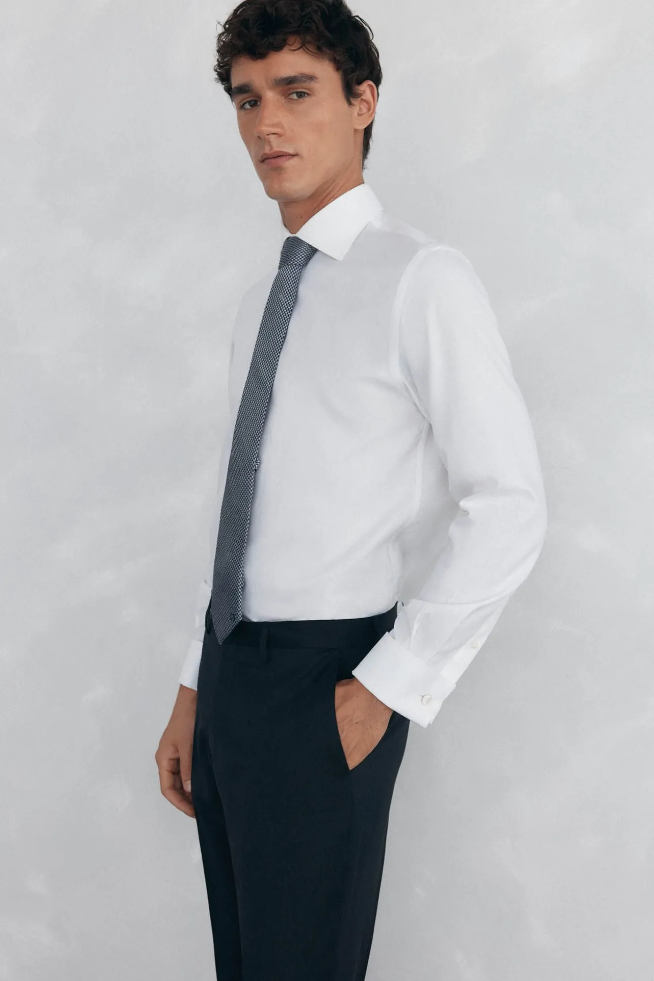 Camisa com abotoaduras, não passa a ferro e é resistente a manchas