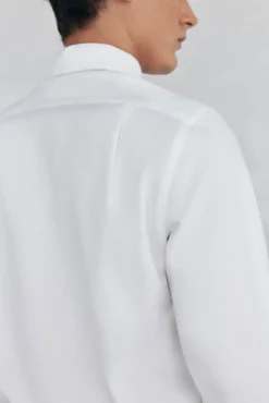 Camisa com abotoaduras, não passa a ferro e é resistente a manchas