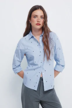 Camisa com detalhes bordados