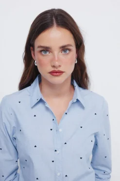 Camisa com detalhes bordados
