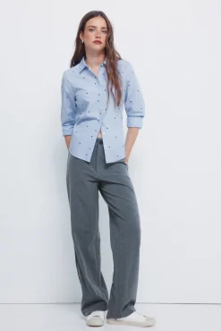 Camisa com detalhes bordados