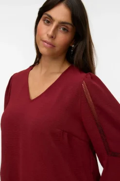 Camisa com gola em V curvo