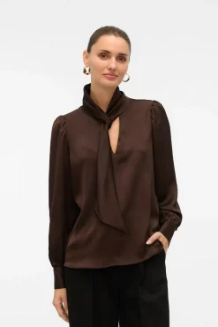 Camisa de cetim com laçada laço
