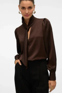 Camisa de cetim com laçada laço