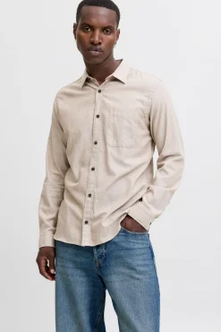 Camisa de corte regular.