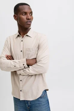 Camisa de corte regular.