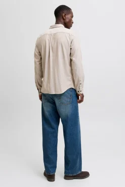 Camisa de corte regular.