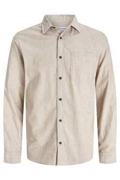 Camisa de corte regular.