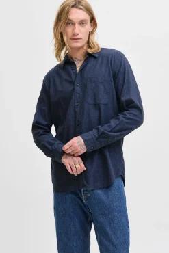 Camisa de corte regular.