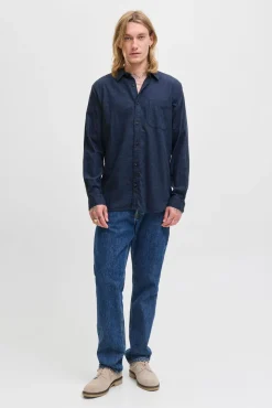 Camisa de corte regular.