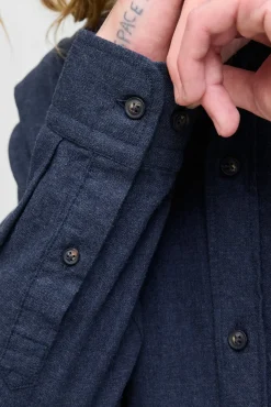 Camisa de corte regular.