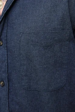 Camisa de corte regular.