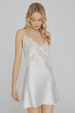 Camisa de dormir Ivette Bridal de cetim com bordados em branco