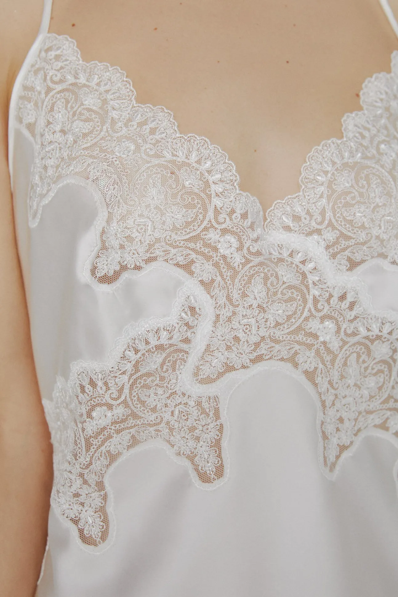 Camisa de dormir Ivette Bridal de cetim com bordados em branco