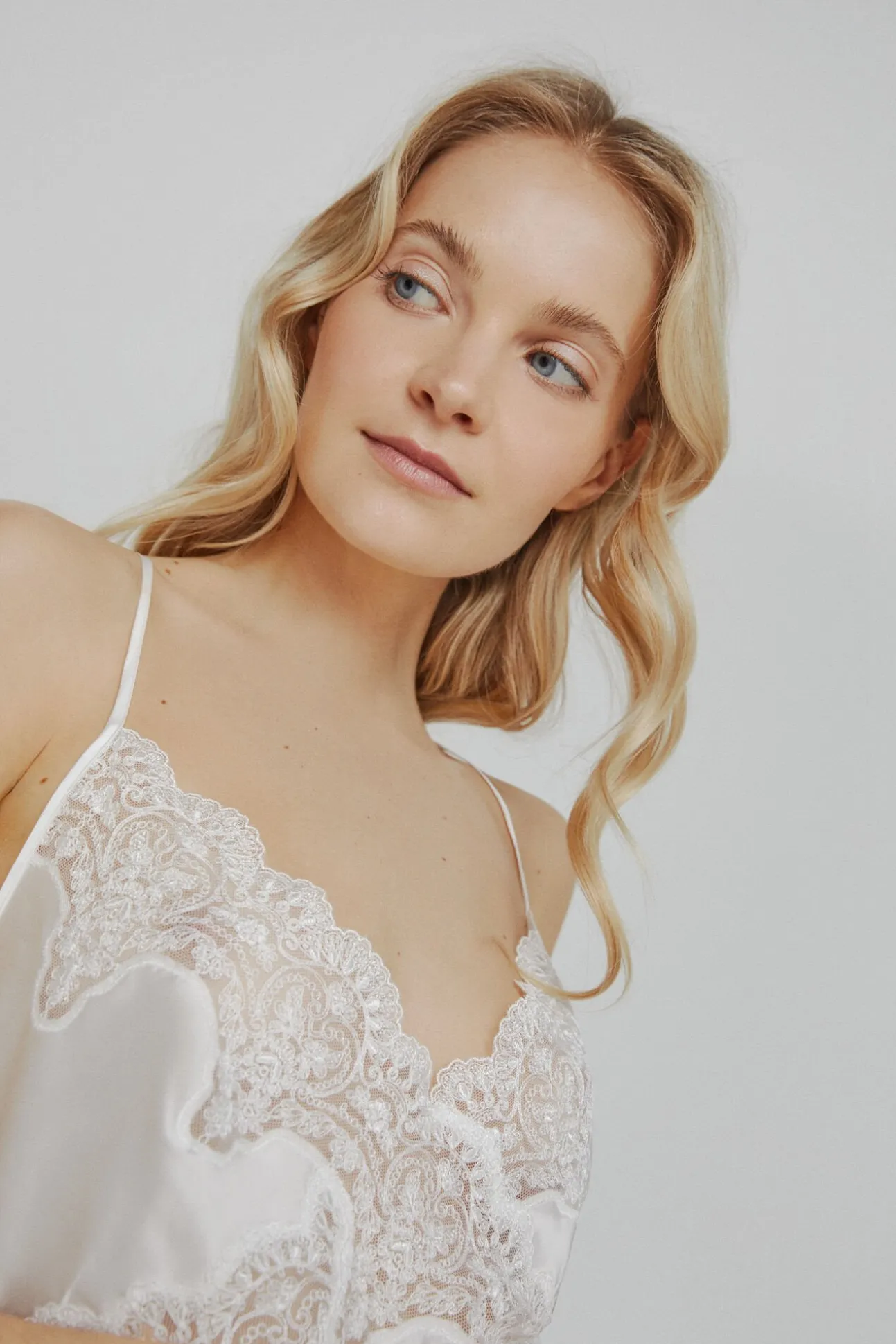 Camisa de dormir Ivette Bridal de cetim com bordados em branco