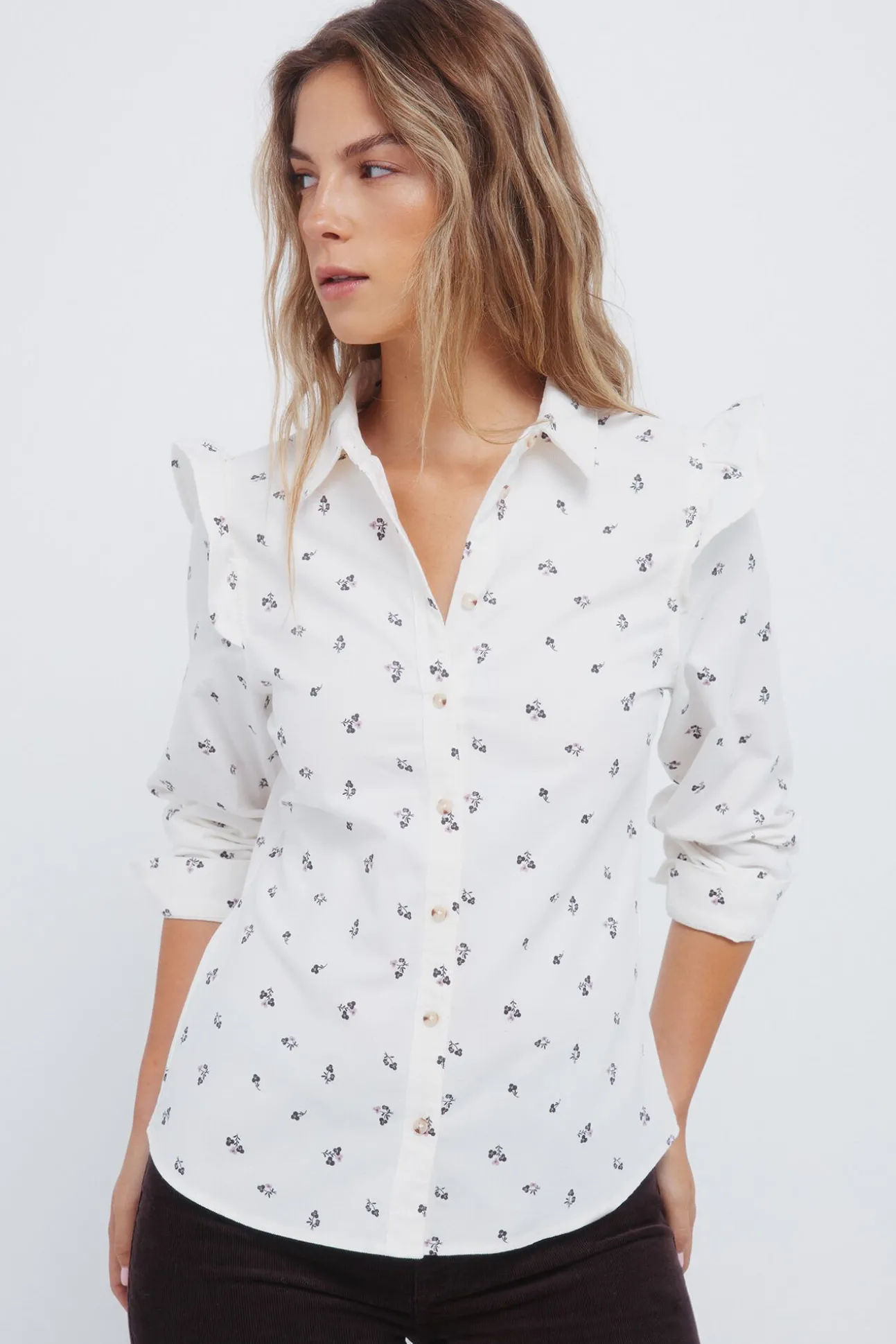 Camisa de veludo cotelê com babados nos ombros