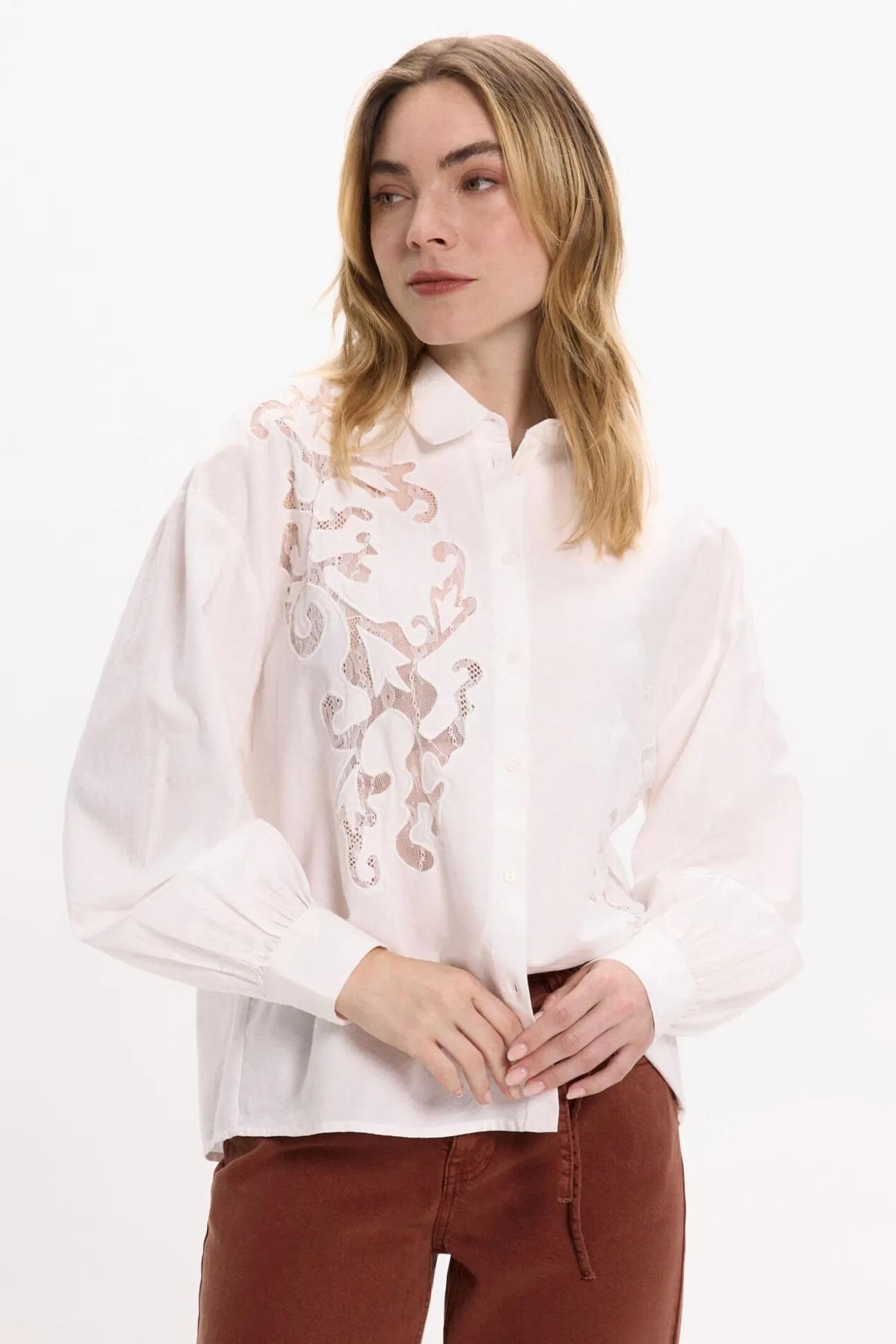 Camisa de viscose e algodão com renda