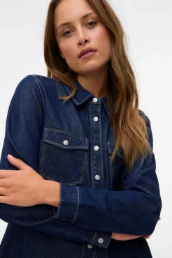 Camisa denim com bolsos no peito