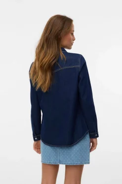 Camisa denim com bolsos no peito