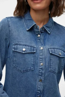 Camisa denim com bolsos no peito