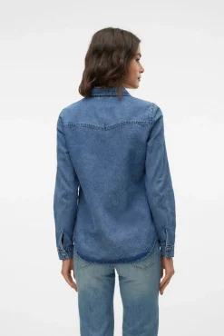 Camisa denim com bolsos no peito