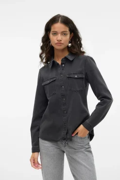 Camisa denim com bolsos no peito