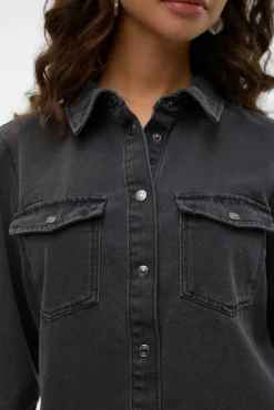 Camisa denim com bolsos no peito