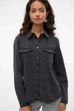 Camisa denim com bolsos no peito