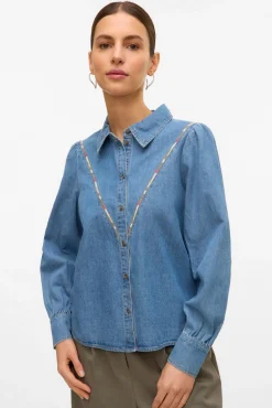 Camisa denim com detalhe bordado
