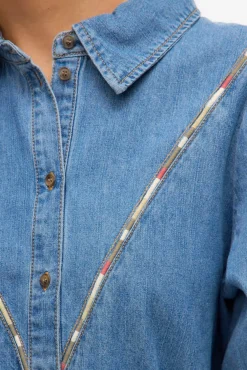 Camisa denim com detalhe bordado