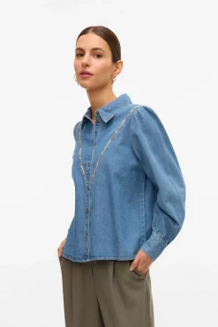 Camisa denim com detalhe bordado